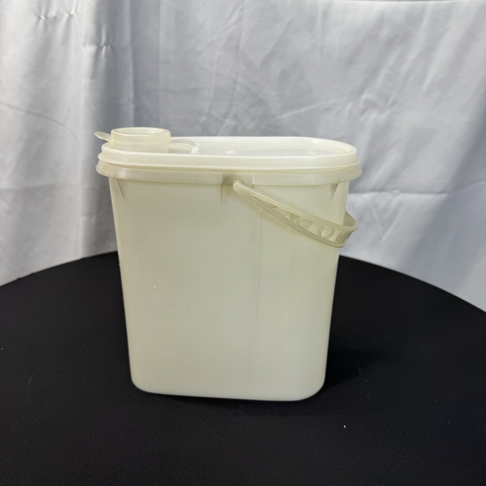 Vintage Tupperware 587–2 pour‎ in store with handle 2 qt